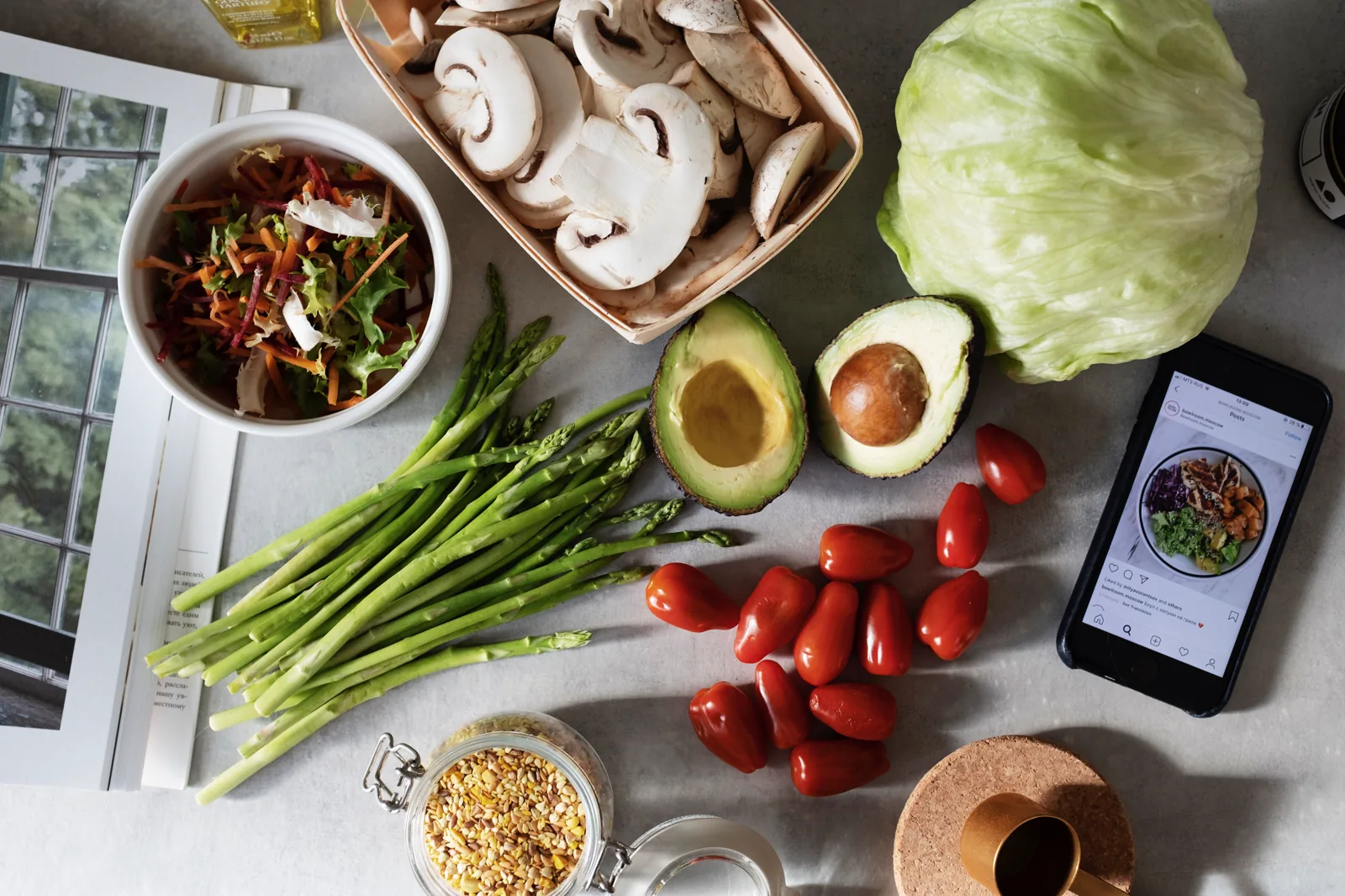 Mesa com vegetais e alimentos variados para o preparo de uma refeição
